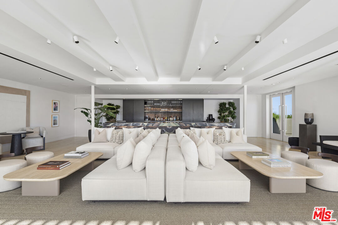 9200 Wilshire Blvd Unit: PH1E