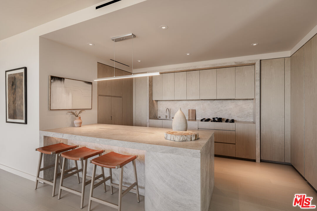 9200 Wilshire Blvd Unit: 505W