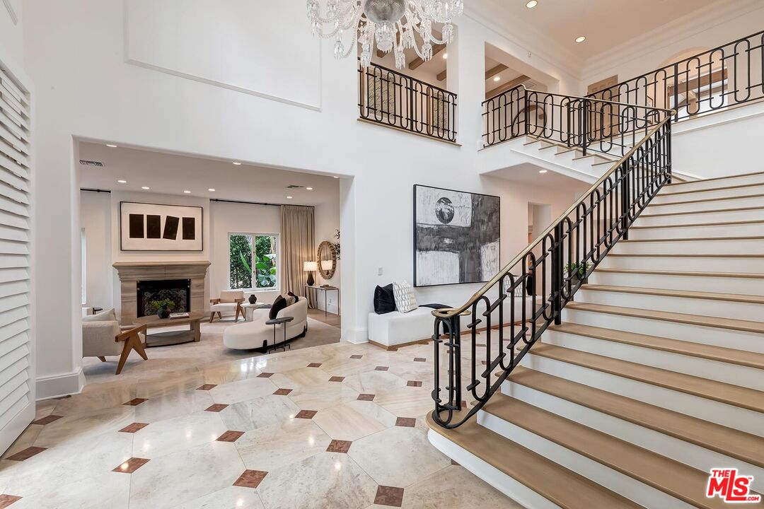 812 N Bedford Dr