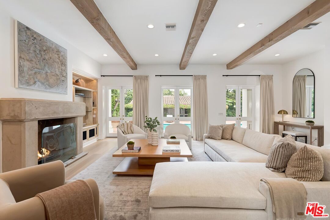 812 N Bedford Dr