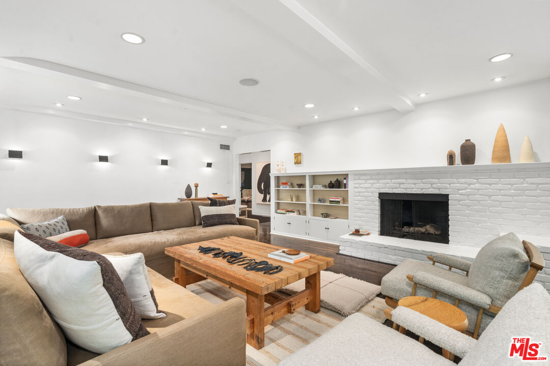 2107 El Roble Ln