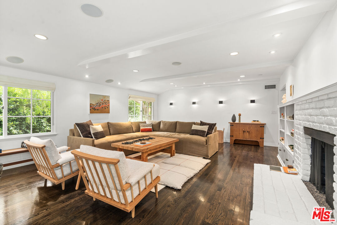 2107 El Roble Ln