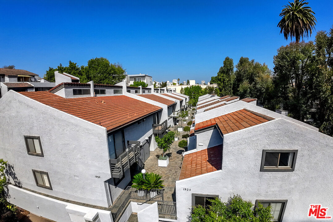 1925 S Beverly Glen Blvd Unit: 30