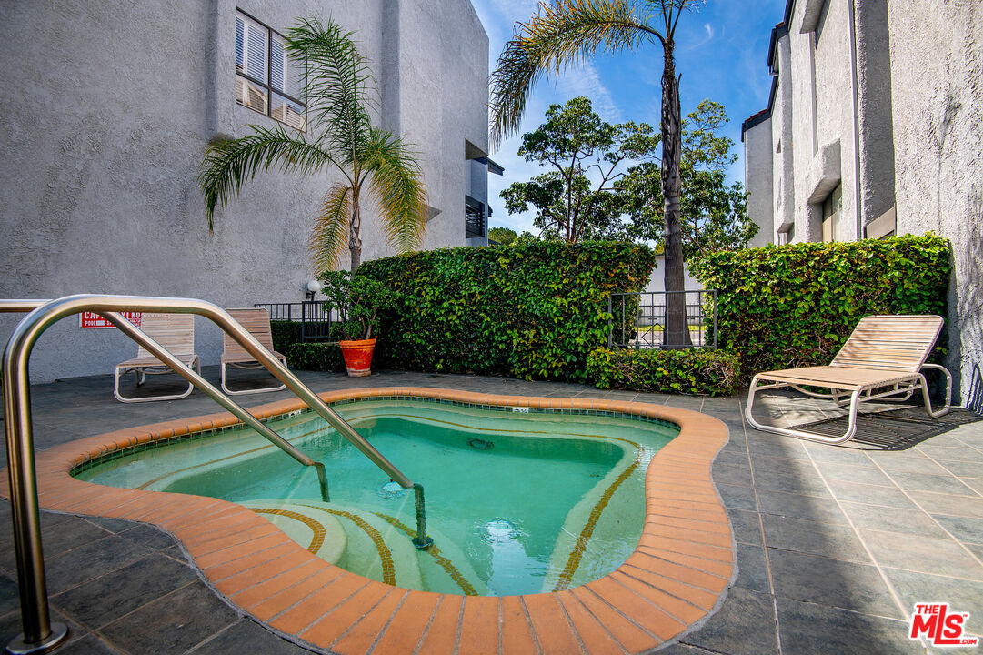 1925 S Beverly Glen Blvd Unit: 30