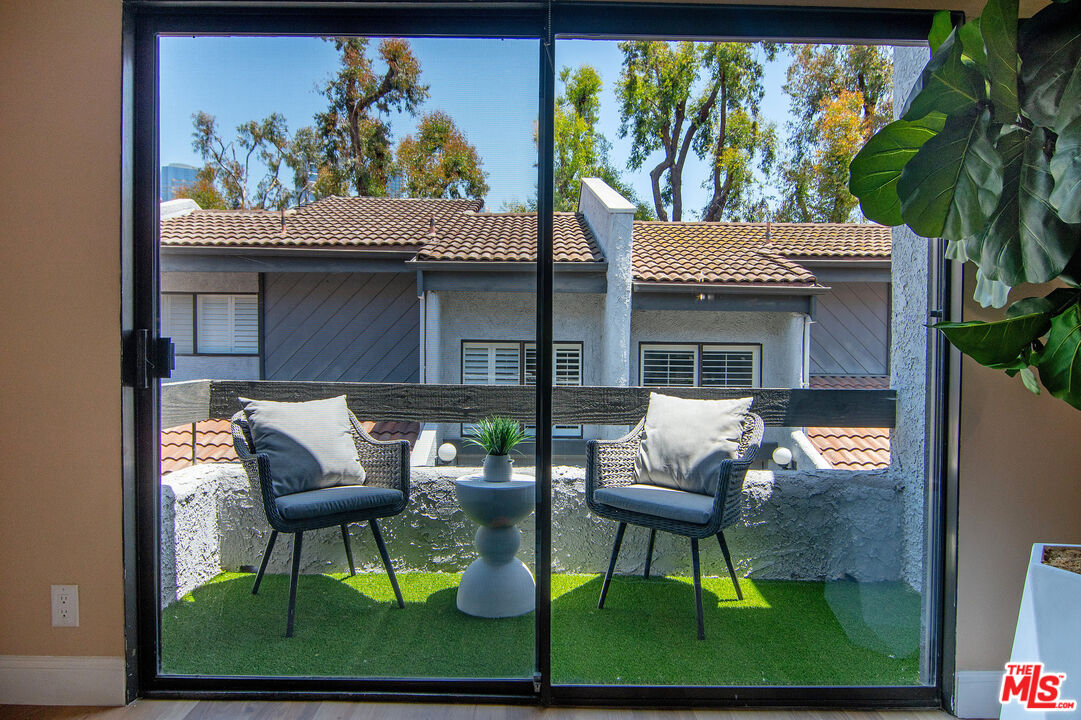1925 S Beverly Glen Blvd Unit: 30
