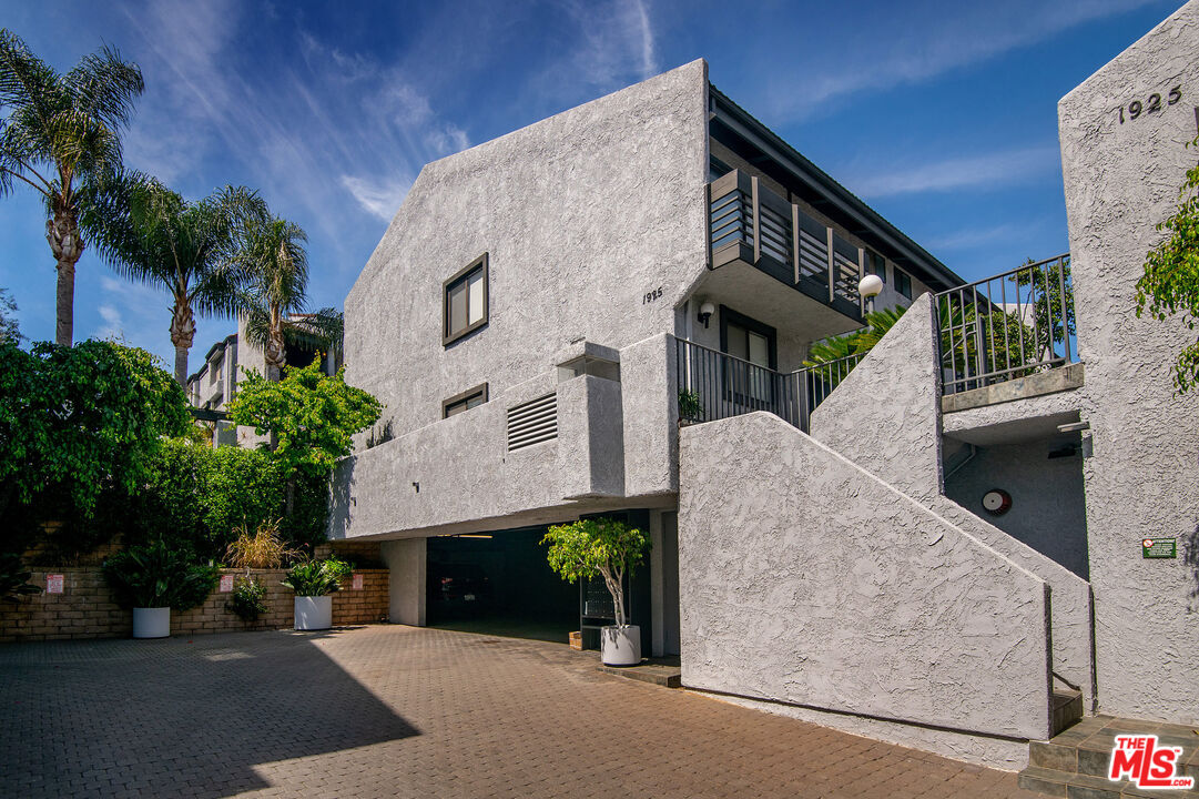 1925 S Beverly Glen Blvd Unit: 30