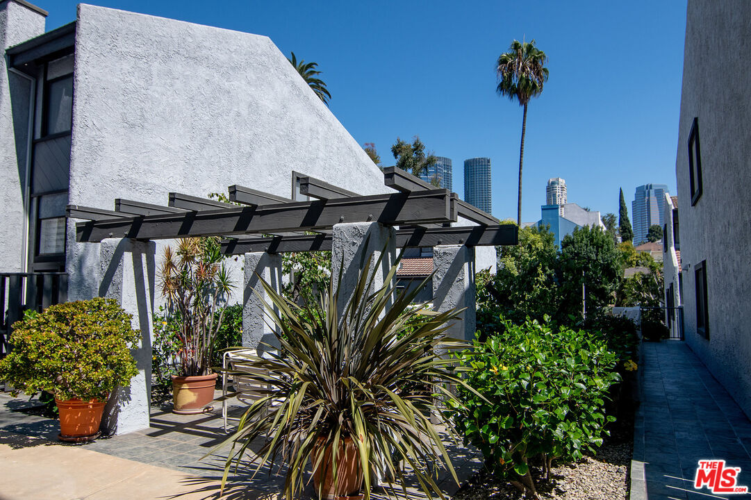 1925 S Beverly Glen Blvd Unit: 30