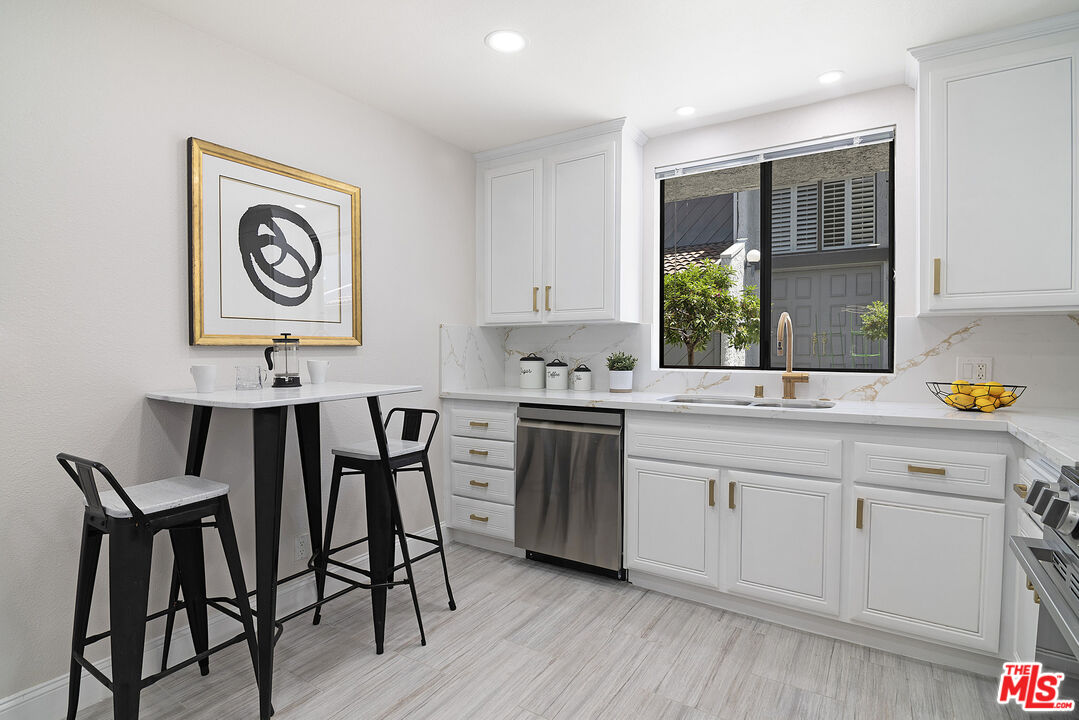 1925 S Beverly Glen Blvd Unit: 30