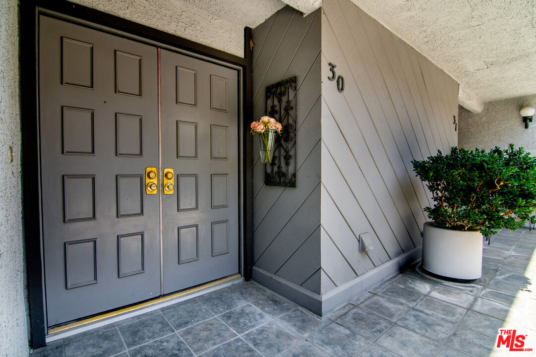 1925 S Beverly Glen Blvd Unit: 30