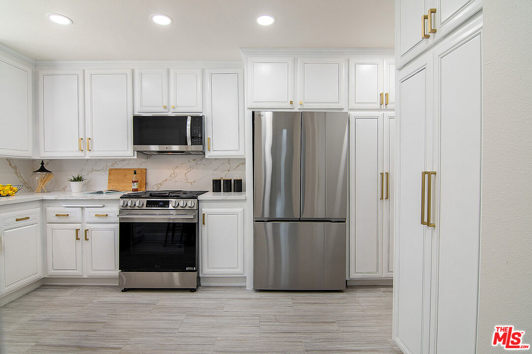 1925 S Beverly Glen Blvd Unit: 30