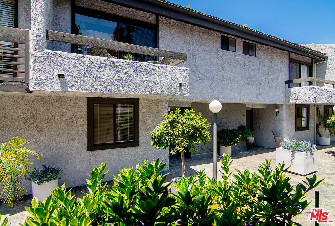1925 S Beverly Glen Blvd Unit: 30