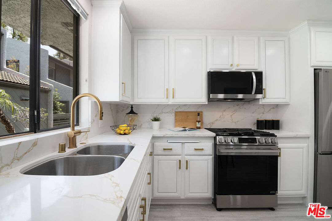 1925 S Beverly Glen Blvd Unit: 30