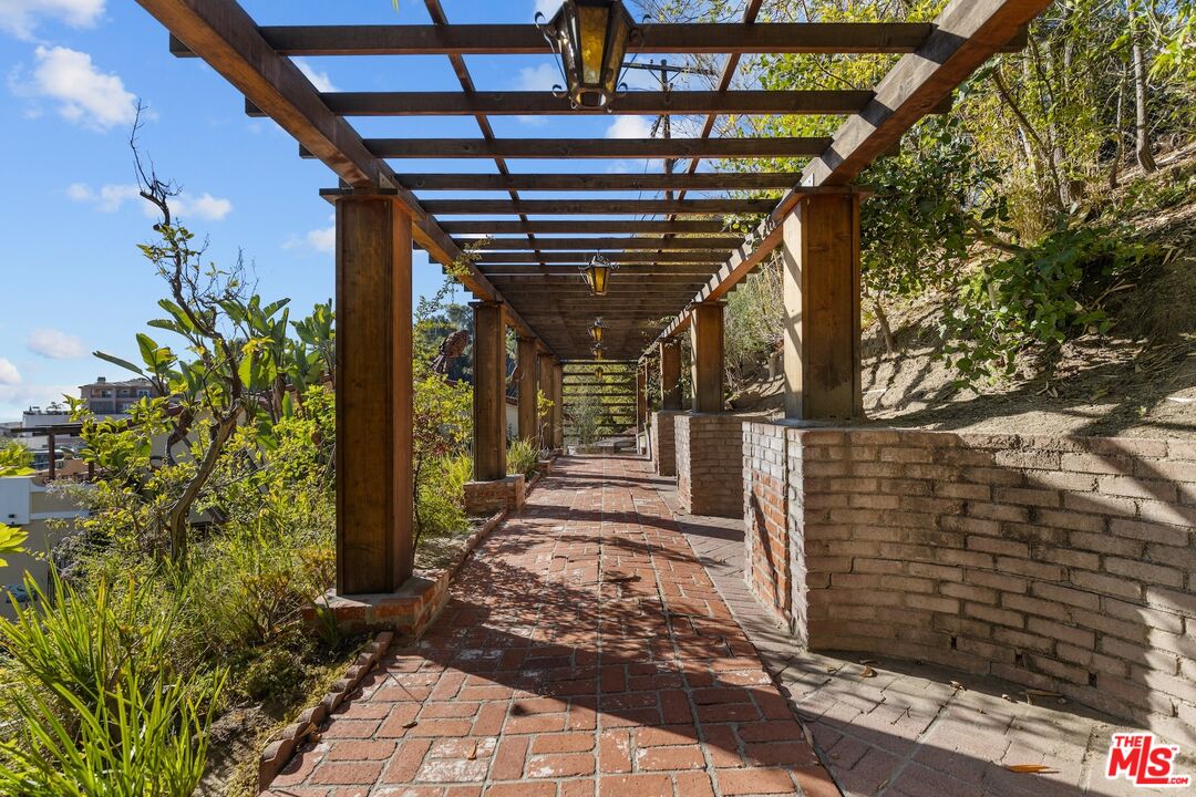 2856 Glendower Ave