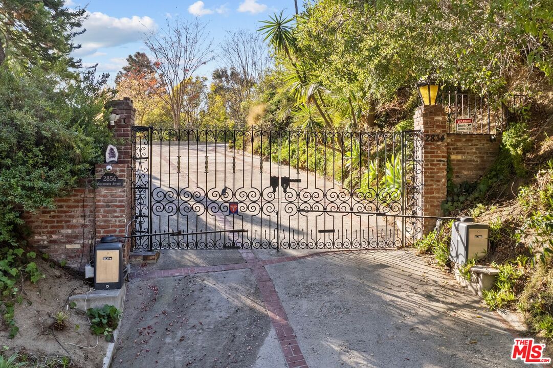 2856 Glendower Ave