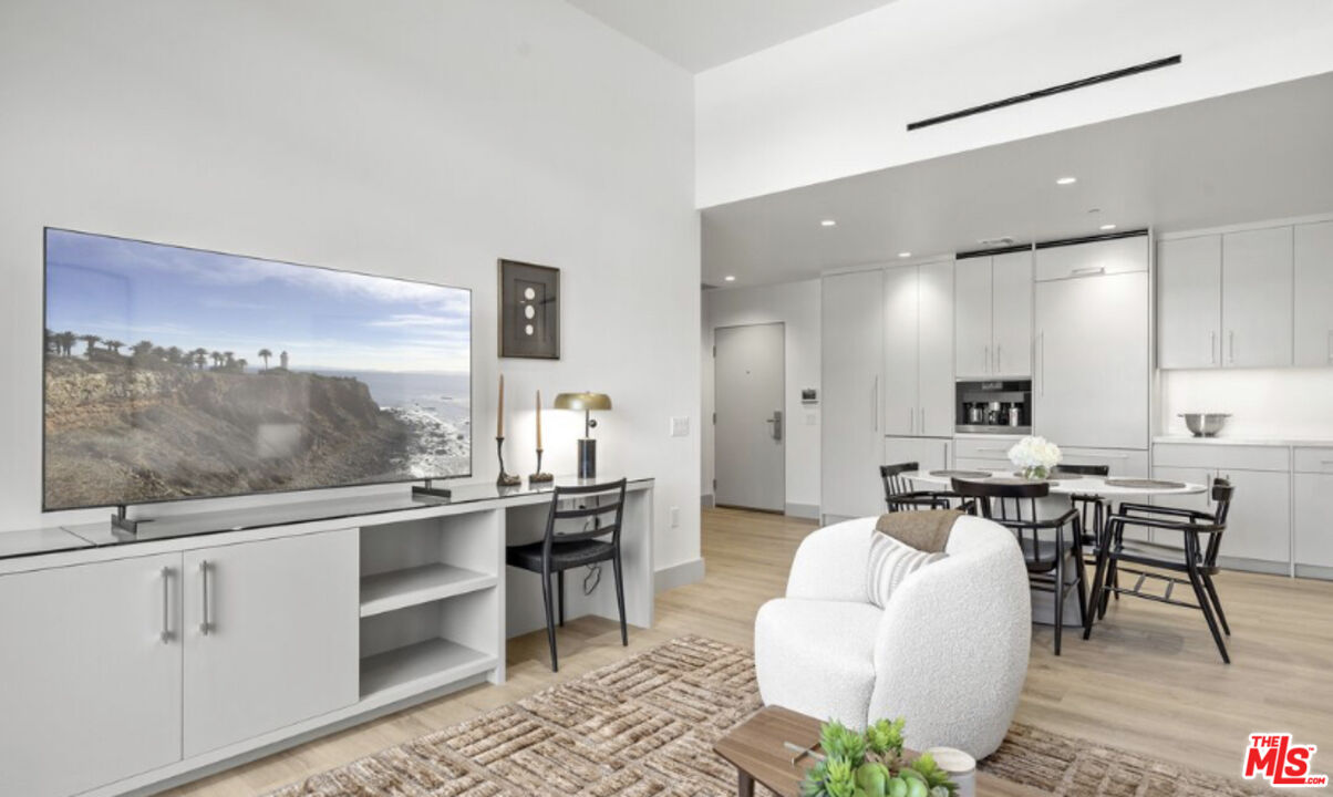 130 S Sepulveda Blvd Unit: 102
