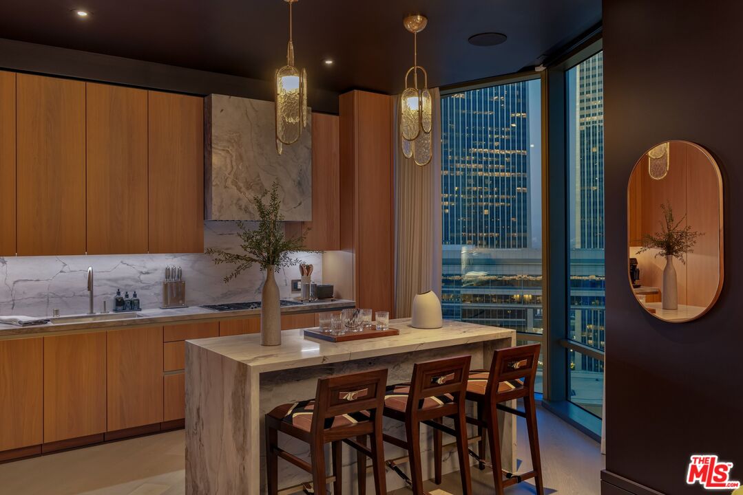 211 W Elm Ct Unit: 17B