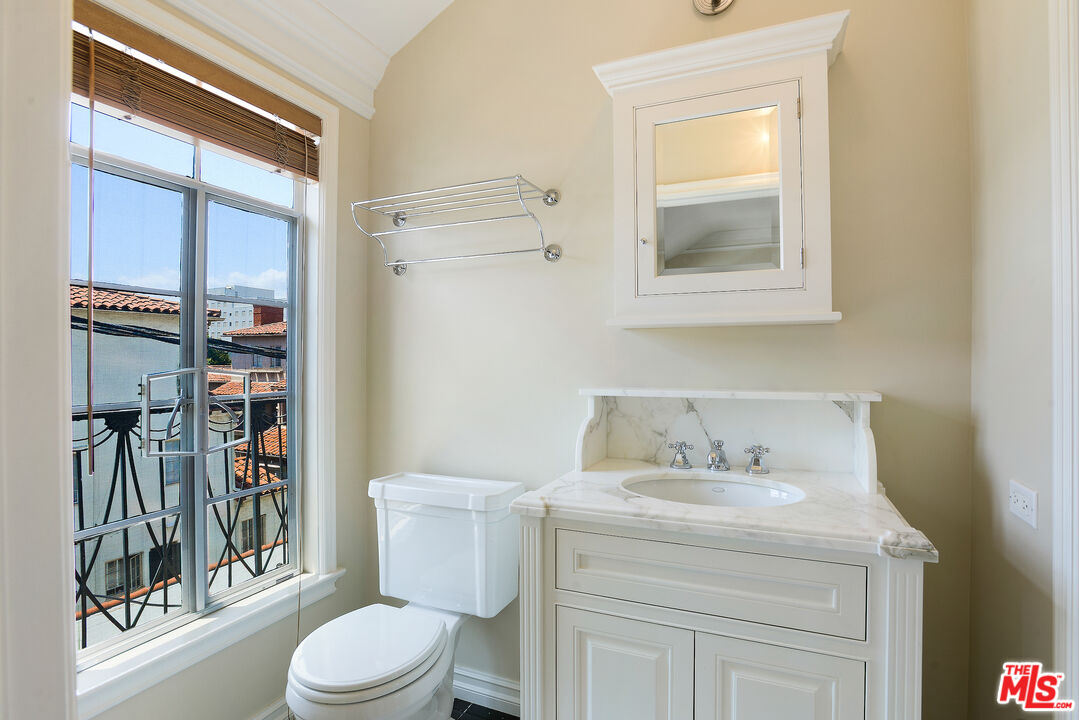 155 S RODEO DR