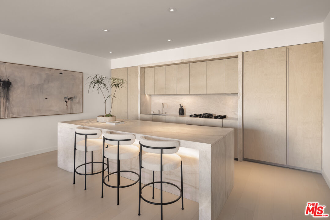 9200 Wilshire Blvd Unit: 306W