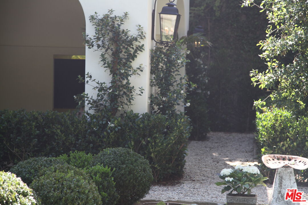 1168 N Doheny Dr