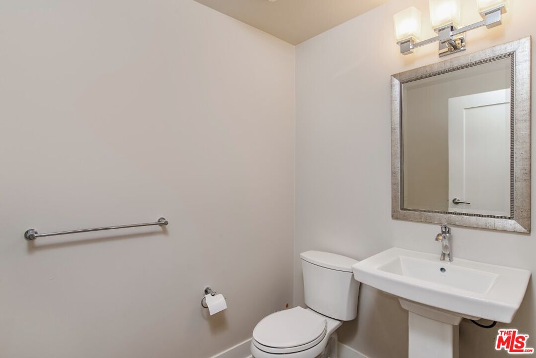 313 S Reeves Dr Unit: 203