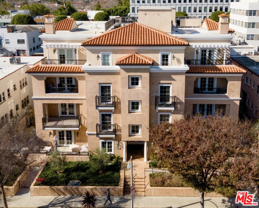 313 S Reeves Dr Unit: 203