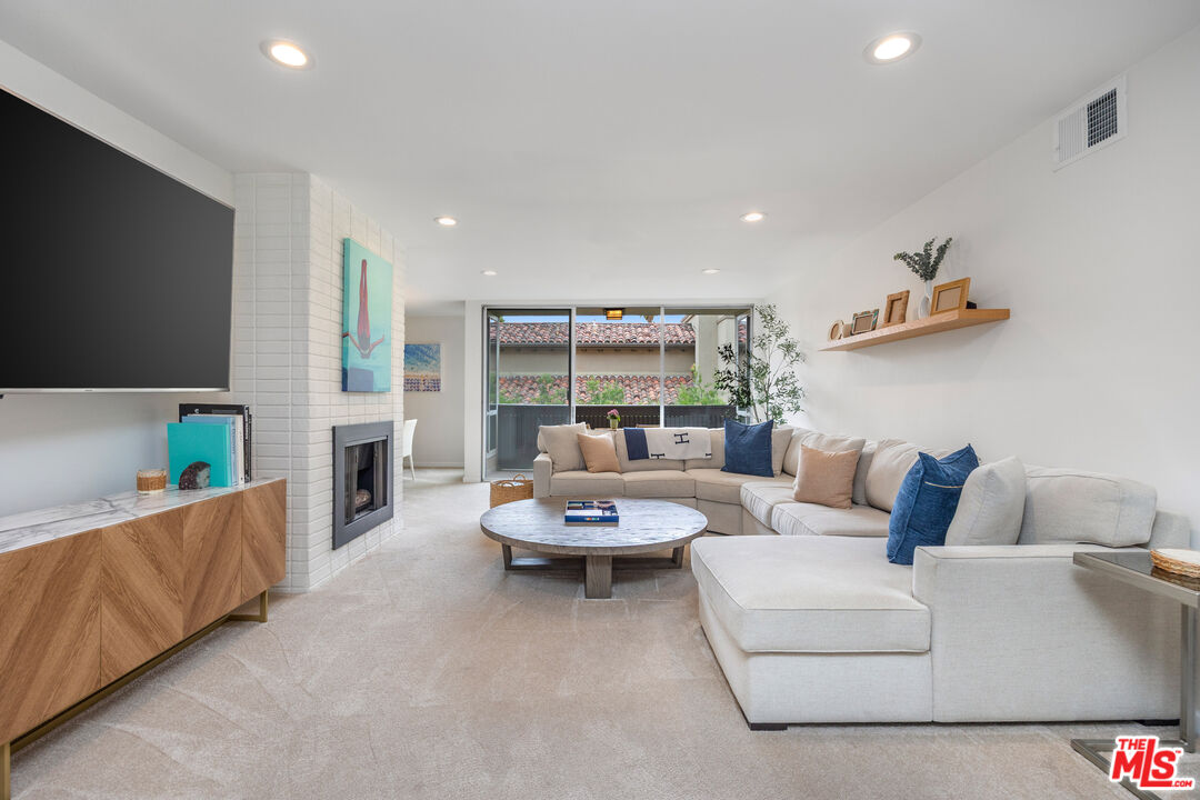 809 S Bundy Dr Unit: 205