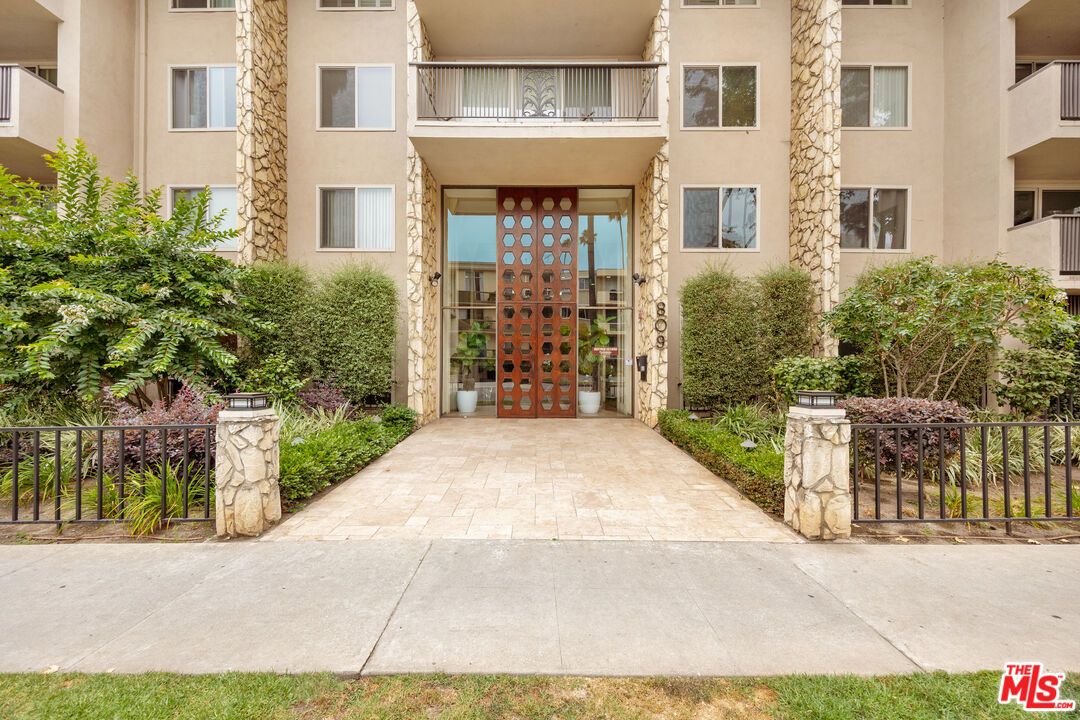 809 S Bundy Dr Unit: 205