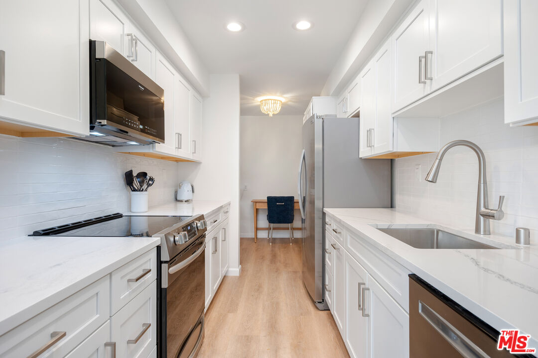 809 S Bundy Dr Unit: 205