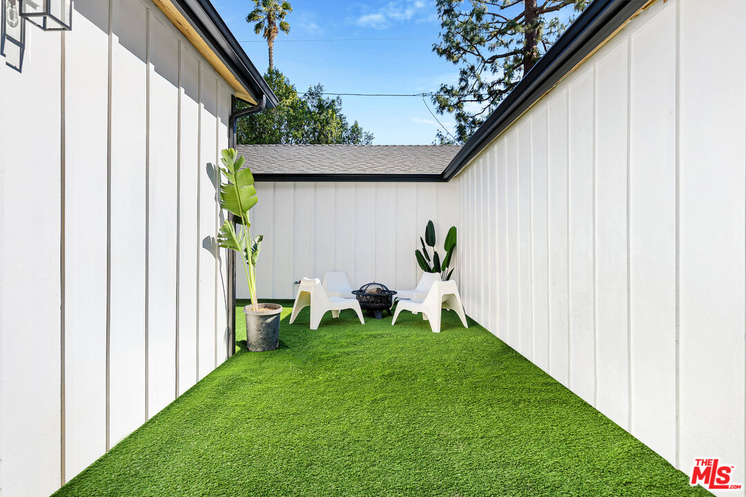 5928 Tobias Ave