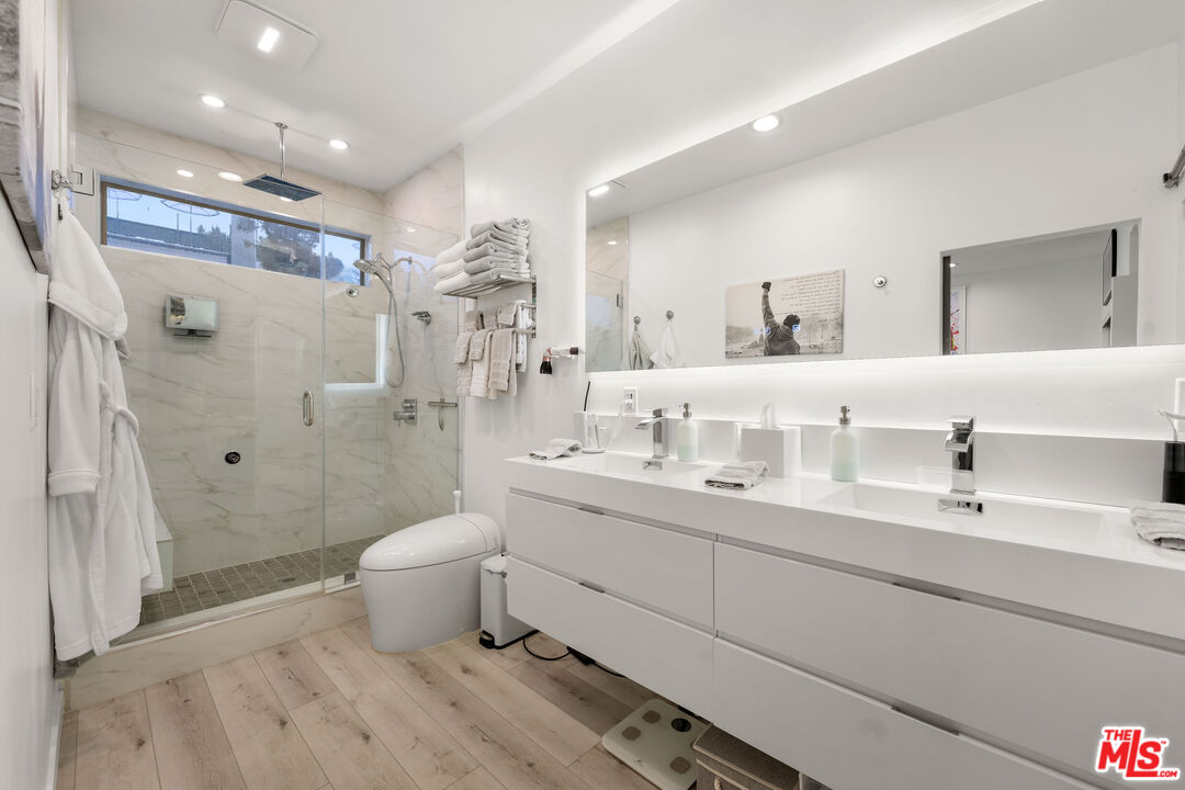 8601 W West Knoll Dr Unit: 5