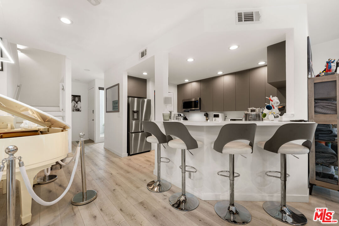 8601 W West Knoll Dr Unit: 5