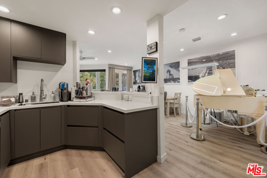 8601 W West Knoll Dr Unit: 5