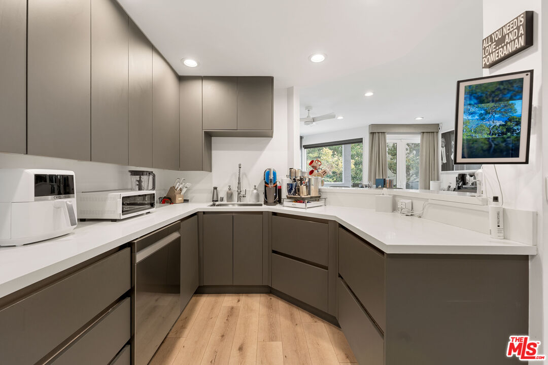 8601 W West Knoll Dr Unit: 5
