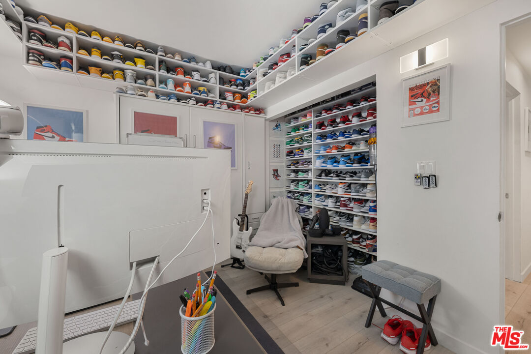 8601 W West Knoll Dr Unit: 5