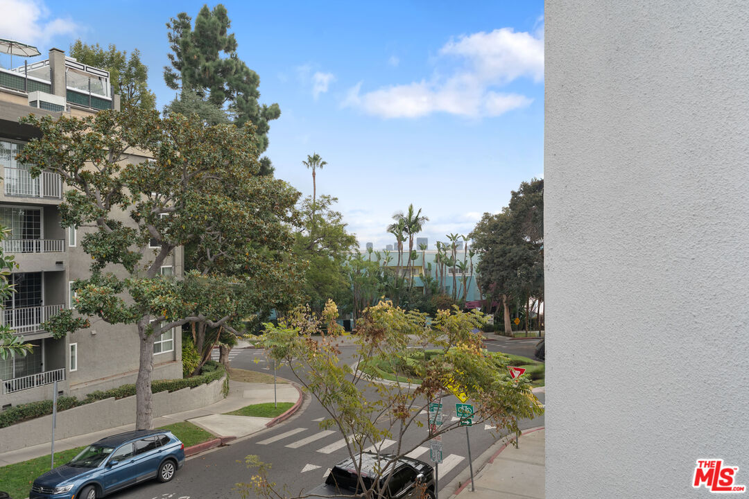 8601 W West Knoll Dr Unit: 5