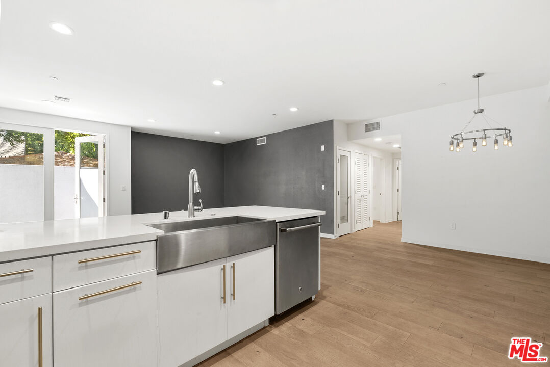 4240 Laurel Canyon Blvd Unit: 105