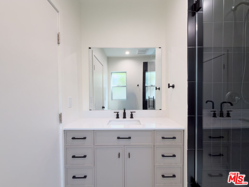1947 Clinton St Unit: 700
