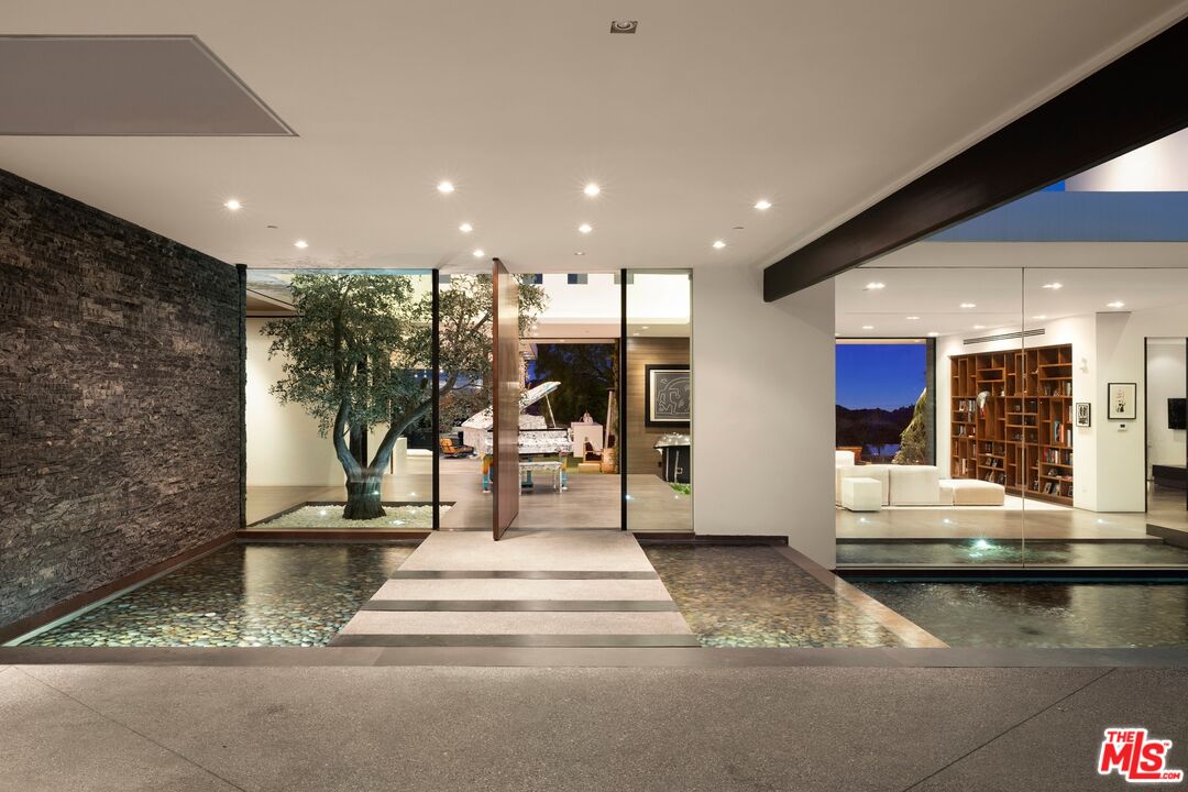 3000 Benedict Canyon Dr