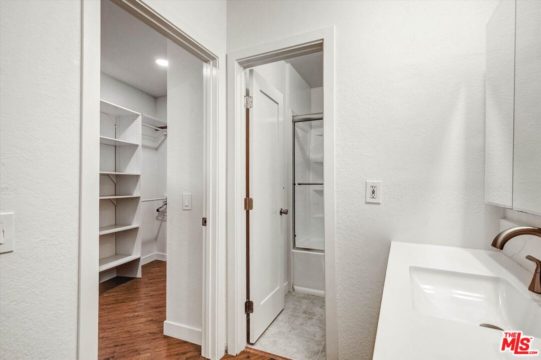 4506 Saugus Ave Unit: 10