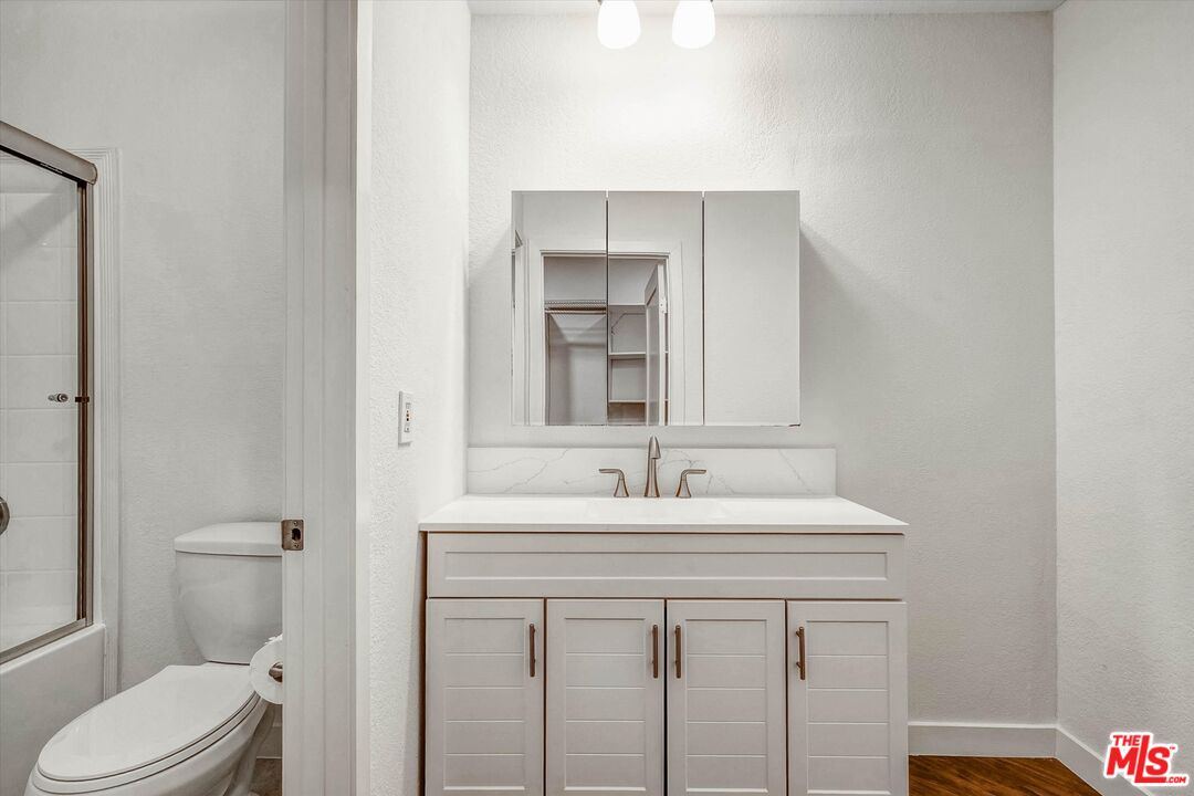 4506 Saugus Ave Unit: 10