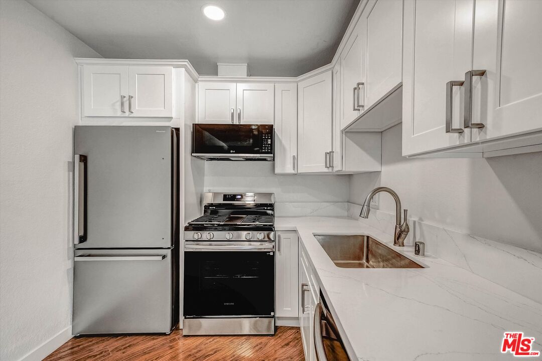 4506 Saugus Ave Unit: 10