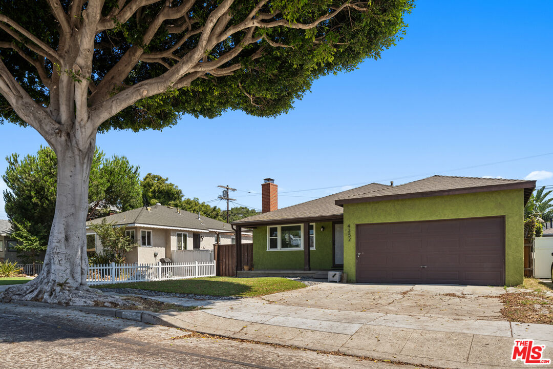 4352 Globe Ave
