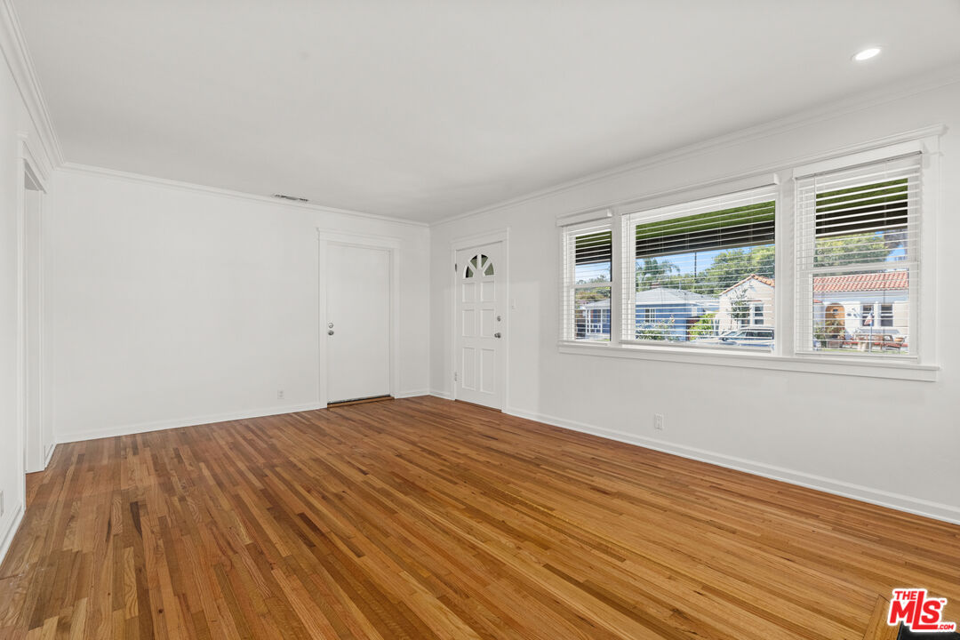 4352 Globe Ave