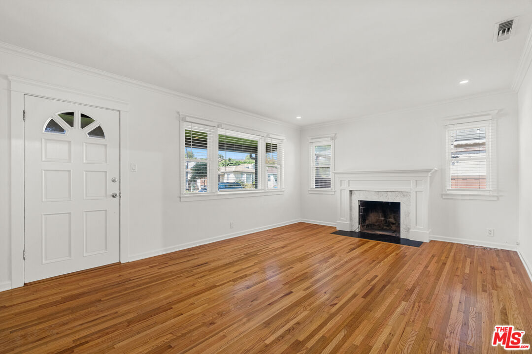 4352 Globe Ave
