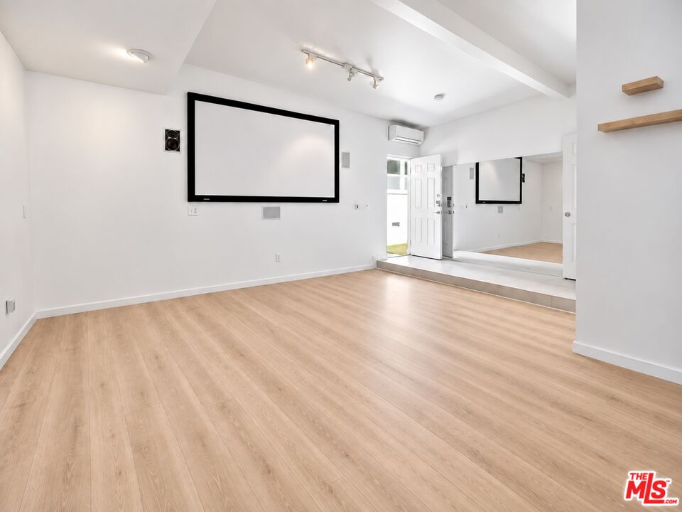 409 N Kilkea Dr
