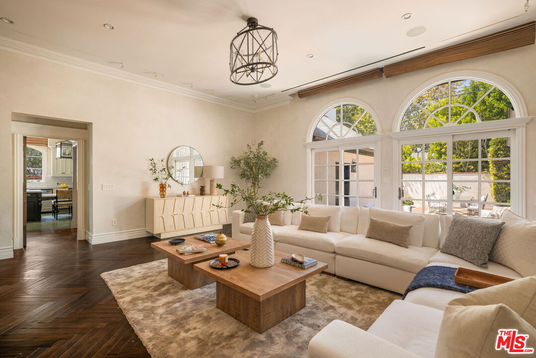 1335 Club View Dr