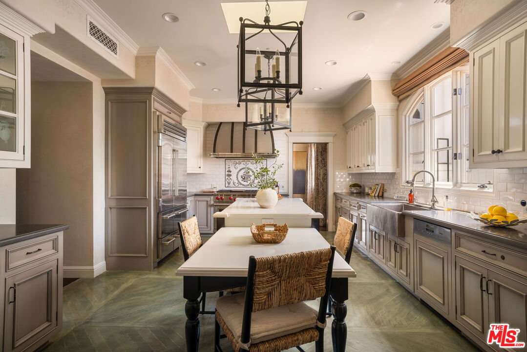 1335 Club View Dr