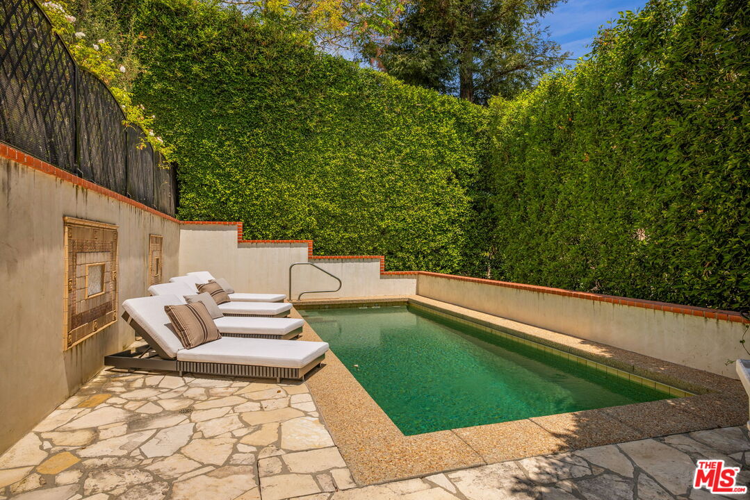 1335 Club View Dr