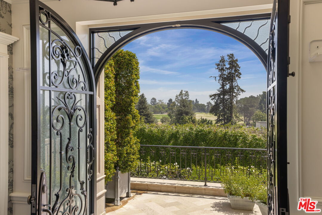 1335 Club View Dr