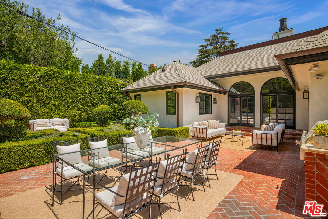1335 Club View Dr